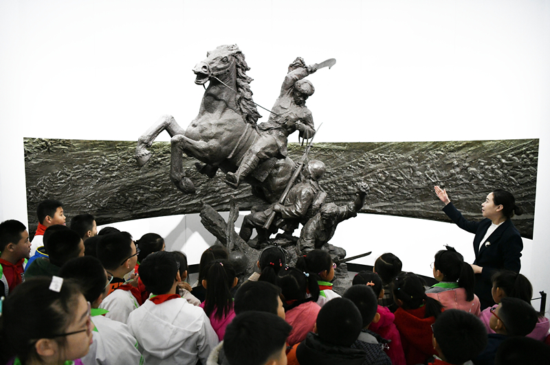 2019年4月4日，在東北烈士紀念館，學生們在聽講解員講解。